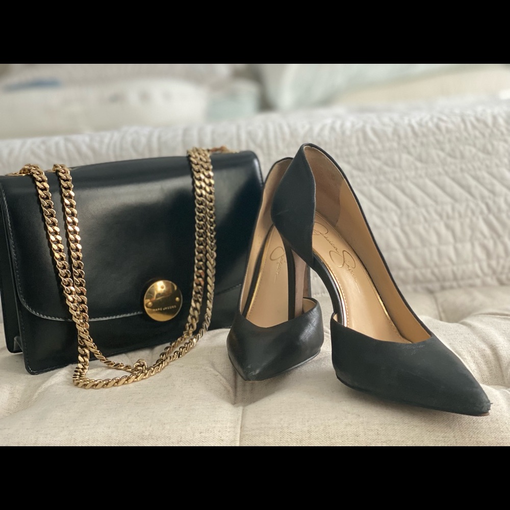 Black pumps